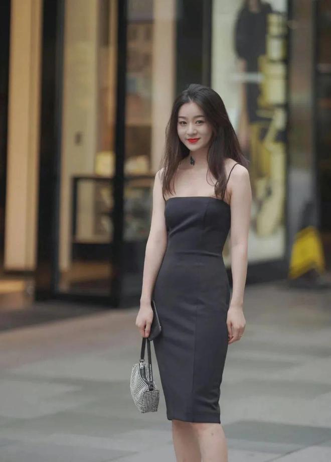 ：吊带凉鞋点亮小姐姐的时尚魅力凯发k8网站登录细节中的性感