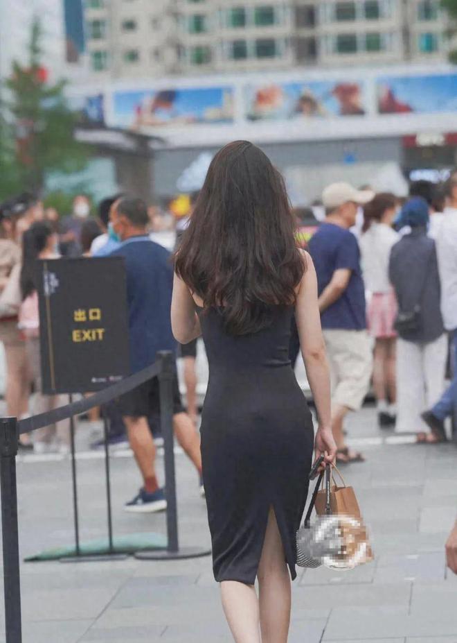 ：吊带凉鞋点亮小姐姐的时尚魅力凯发k8网站登录细节中的性感(图2)