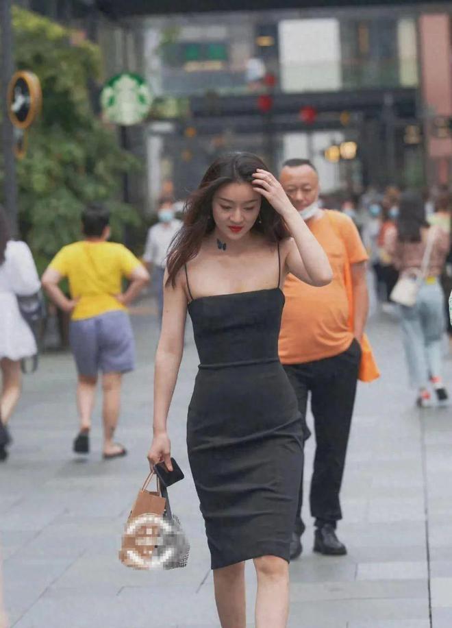 ：吊带凉鞋点亮小姐姐的时尚魅力凯发k8网站登录细节中的性感(图3)
