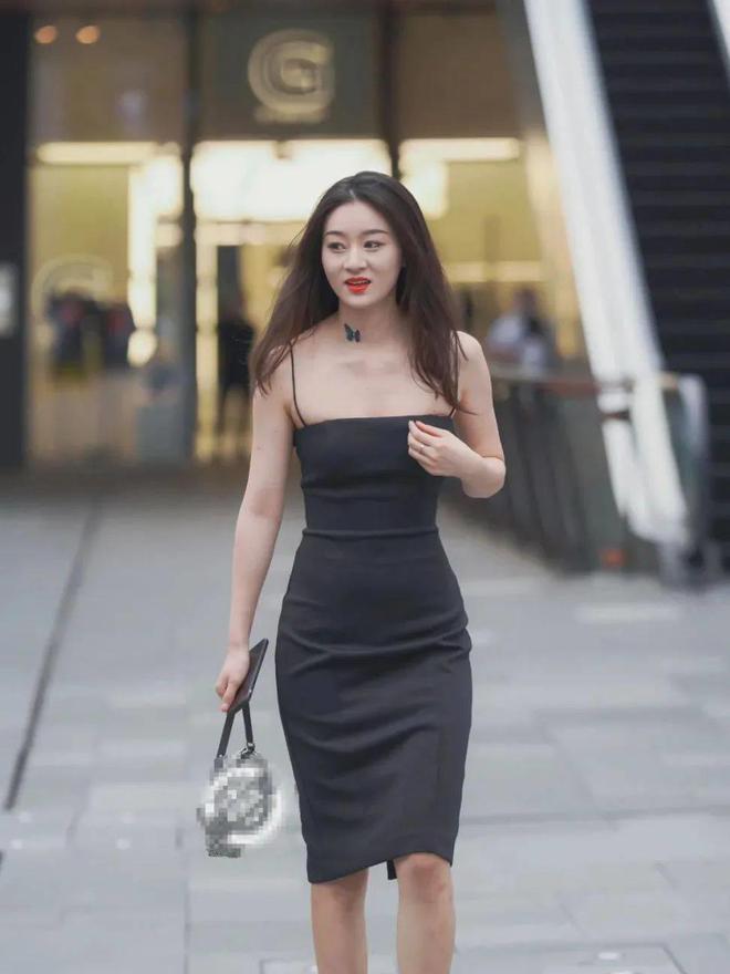 ：吊带凉鞋点亮小姐姐的时尚魅力凯发k8网站登录细节中的性感(图4)