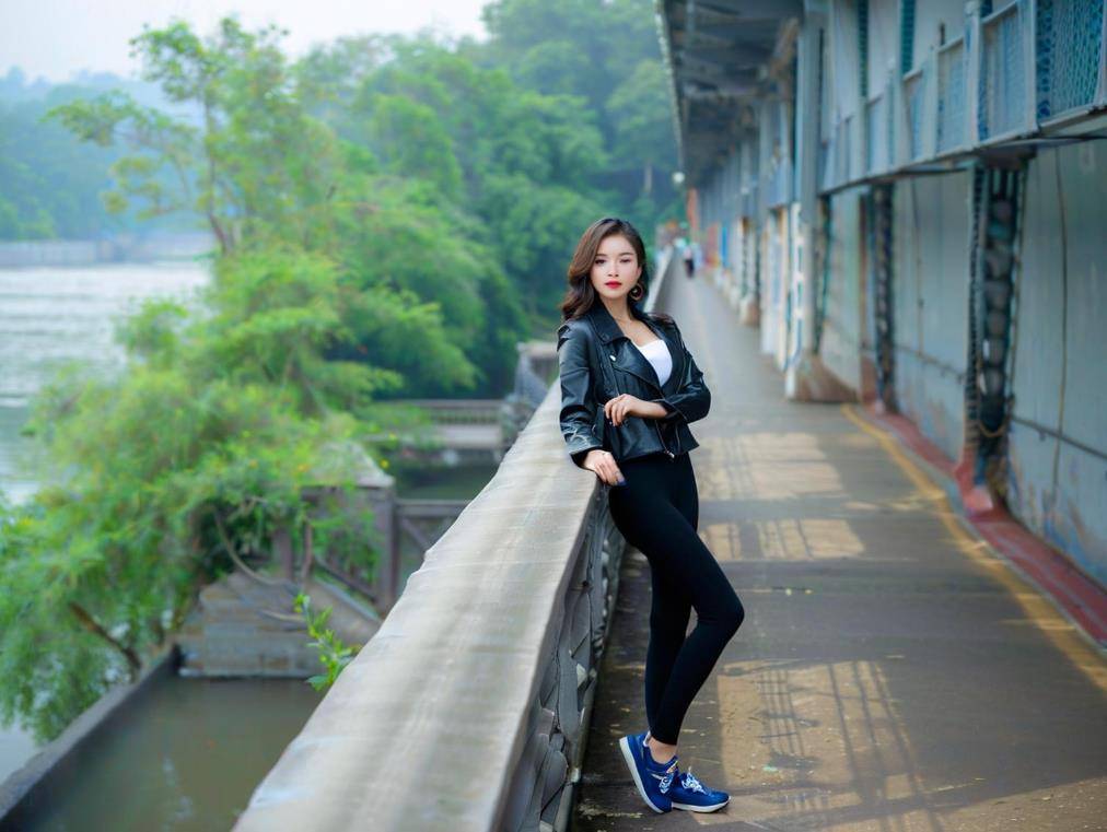 优雅气质彰显职场率性干练的气场凯发天生赢家尖头高跟鞋穿出女性(图2)